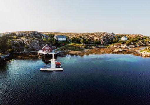 Oversikt over byggene og bryggeanlegget på Hitra Leirskole, Skårøya.
